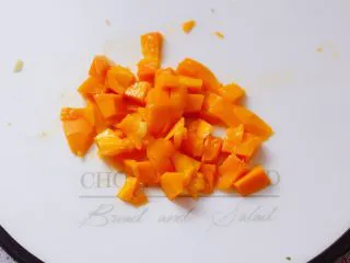 芒果苹果奶昔,再用水果刀把果肉片下来。