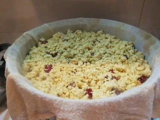 新文美食 北京特色小吃蒸年糕,在撒最后一层黄米坨。