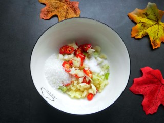 手撕茄子（内附万能凉拌汁做法）,来做凉拌汁:碗内放生姜大蒜，小米椒，放一勺白糖，盐。