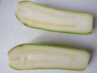 西红柿西葫芦炒肉片,西葫芦一切两半