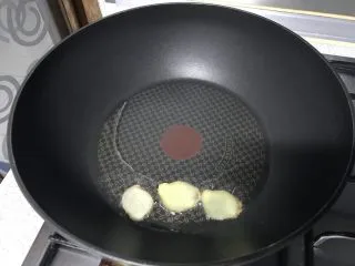 家常小炒韭菜香干,油锅炸香姜片。