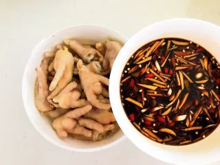 私房菜 密制酸辣鸡爪,在鸡爪中倒入调好的料汁