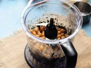 烟熏启波特雷风味鹰嘴豆,煮熟的鹰嘴豆 、芝麻粉、大蒜 、特级初榨橄榄油 、柠檬汁 、海盐 、孜然粉 、辣椒 和阿斗波酱一起倒入料理机或搅拌机中