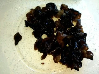 西葫芦木耳炒鸡蛋,木耳提前泡发，洗净，用手撕成小块