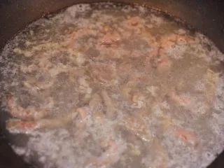 金针酸汤肥牛,还是用锅里的沸水，焯肥牛。肥牛放进去立马关火，以免变老。