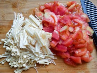 茄汁金针菇炖豆腐,番茄去皮切块，金针菇切段。