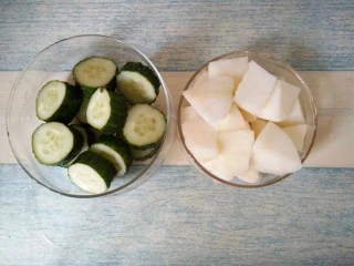 青瓜蜂蜜梨子汁,青瓜，梨洗净切块