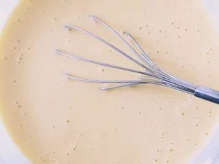 韩国街边快手小吃—鸡蛋面包,加入过筛的低粉和泡打粉，搅拌均匀