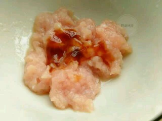 肉沫豆腐蒸蛋,利用蒸蛋的时间，肉切末，加少许料酒、蚝油搅拌均匀。