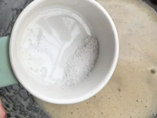 咸蛋豆腐(快手菜),加入盐