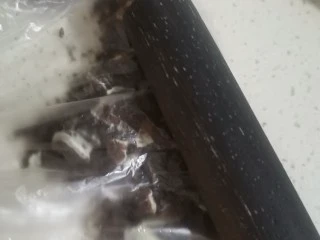 厚切酸奶冰淇淋,饼干用擀面杖敲碎