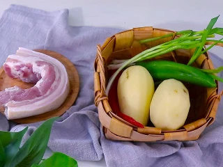 五花肉烧土豆,1：准备食材五花肉400g 土豆2个 青红椒各一个