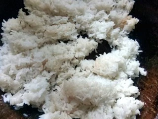 宜宾风味蛋炒饭,龙沾米煮的米饭，先炒散。