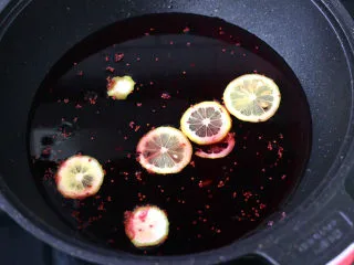 桑葚柠檬冻撞奶,加入800克纯净水。