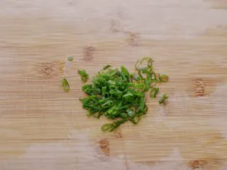 金针酸汤肥牛,小葱切末。