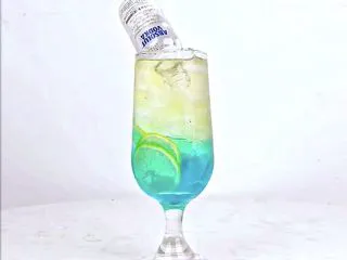 微醺解暑不易醉，一支细腻的饮品，比香槟还好喝！,将白伏特加酒开瓶。斜放入杯中