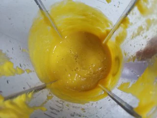 自制芒果奶昔,加入牛奶打成芒果奶昔