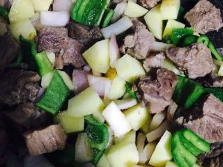 异域风情菜—咖喱土豆牛肉煲,加适量盐，翻炒均匀