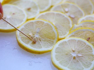 冬至美食 柠檬蜂蜜水,然后用牙签剔除掉🍋籽。