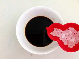 私房菜 密制酸辣鸡爪,加入冰糖