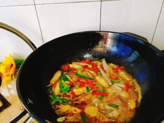 家常菜+爆炒蛏子,最后加入红青椒就可以出锅了