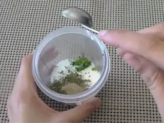 印度风味土豆鹰嘴豆小吃,香菜切碎.