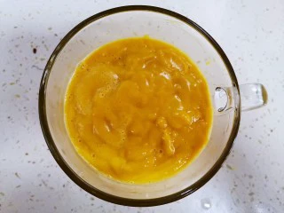 自制芒果奶昔,倒入被子里