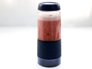 草莓蔓越莓气泡饮,盖上盖子开始榨汁｡