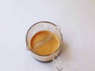 蜜桃气泡冰咖啡,将咖啡放凉备用