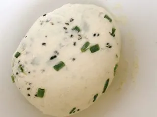 从小吃到大的黑芝麻葱油饼,手揉成光滑的面团，使葱和芝麻里外都揉进去！