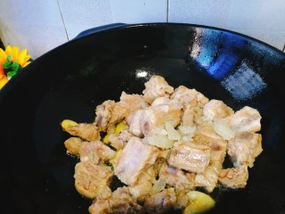 家常菜+红烧排骨,加入冰糖，再次翻炒均匀。
