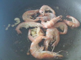 快手菜，肉丝豆芽爆海虾,加入海虾爆炒