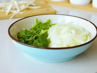 【孜然杏鲍菇】PK烧烤金针菇，完胜~,洋葱切成粗细和杏鲍菇差不多的丝， 香菜切成6厘米左右的段， 还需要一些蒜末，忘记拍图啦~