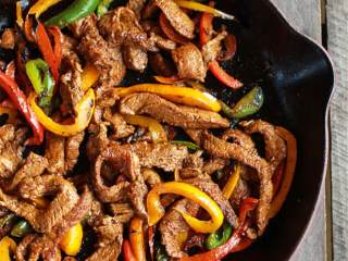 墨西哥风味烤土豆牛排配鳄梨酱,准备好牛排(900 克)，把它放在一个保鲜袋或烤盘中腌制，将调至好的酱汁 与牛肉混合。在室温下腌一个小时,或者在冰箱里放置2-24小时。每隔一会将牛肉摇晃一下或翻面，使入味均匀。