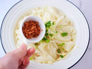 饺子皮油泼面,加入辣椒面