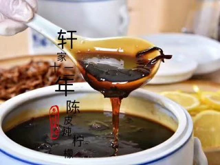 止咳化痰-陈皮冰糖柠檬膏(不含川贝),这是新鲜出炉的陈皮柠檬:膏体浓稠、柠檬片晶莹剔透~