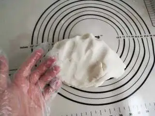 家乡小吃——小米,揉成面团,一开始会很黏,揉好后的面团应该是光滑不沾的,然后盖上盖子闷5-10min左右进行松弛