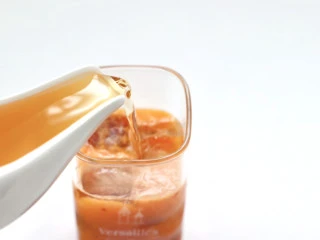 蔓越莓沃柑冷萃果茶,上面倒入萃取的玫瑰红茶。