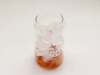 高颜值樱桃气泡冰饮,这个时候倒入适量的冰块。