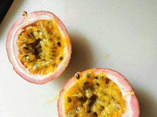 自己弄得水果茶，比外面好喝N倍,百香果切两半，