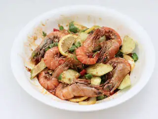 泰式风味酸辣虾,混合搅拌均匀后，盖上保鲜膜放入冰箱冷藏4小时，这样做出来的泰式风味酸辣虾口感绝绝子。