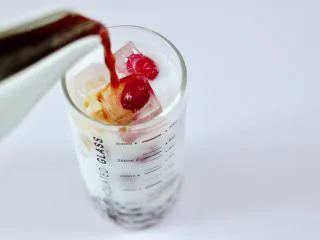 蜜豆椰奶冰果冰咖啡,最后上面倒入晾凉的咖啡。