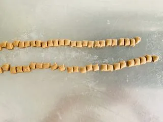 脏脏珍珠奶茶,均匀地切成小剂子