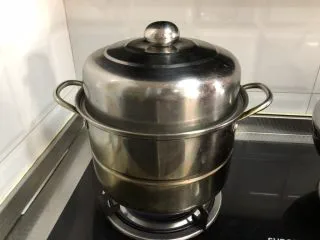 红糖开花发糕,冷水上锅蒸，全程大火开锅后蒸20分钟，焖5分钟