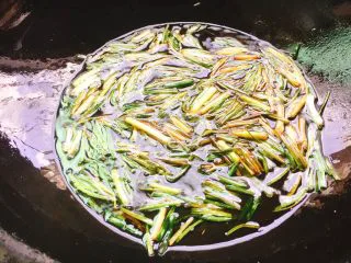 地方小吃+上海葱油拌面,熬至香葱变成金黄色