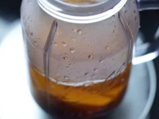 暖心红薯拿铁,加入红薯块（连汤汁）。