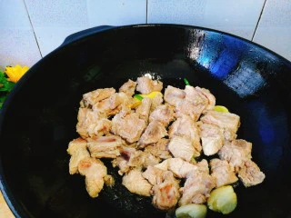 家常菜+红烧排骨,然后加入排骨快速翻炒。