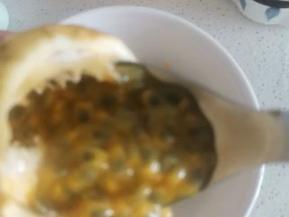 百香果蜂蜜饮,用勺子挖出来
