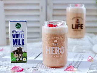 苹果蔓越莓奶昔,酸酸甜甜又香醇可口。