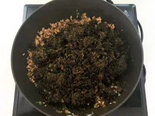 风味炒面 芽菜肉末炒玉米面,加入芽菜碎